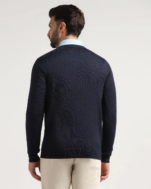 v-neck-sweater-in-navy-rosin