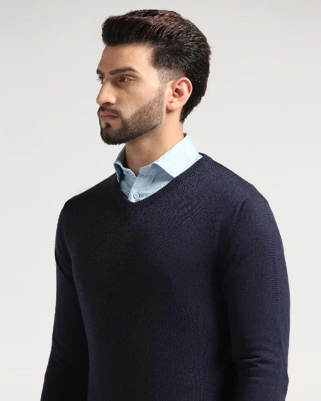 v-neck-sweater-in-navy-rosin